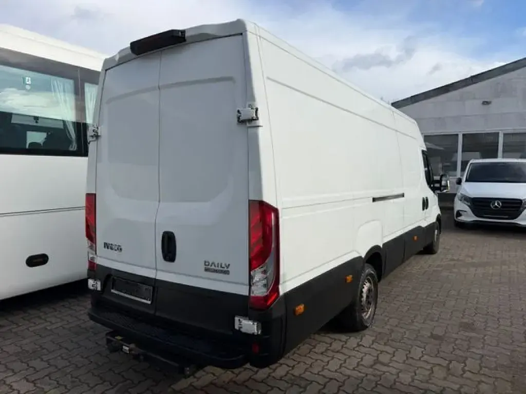 Second-hand Iveco Daily 179 CP (131 kW) 2017 Alb Van