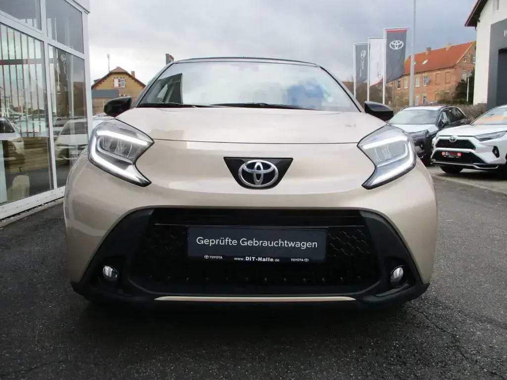 Gebraucht Toyota Aygo Style 72 PS (52 kW) 2023 Ginger beige/ dach schwarz Kleinwagen