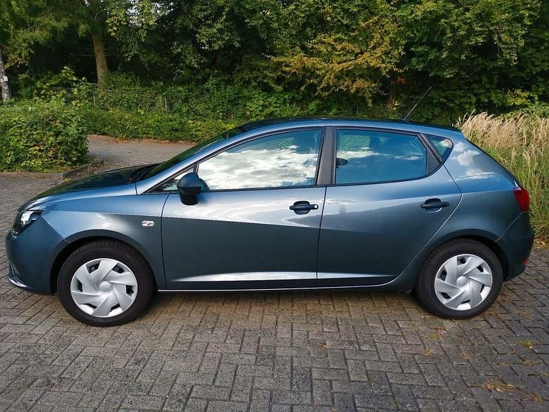 Grau Gebraucht 2013 Seat Ibiza Style Limousine | 5.600 € (Guter Preis) - Bild 1/4