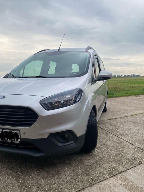 Silber Gebraucht 2018 Ford Tourneo Courier Trend Van / Kleinbus | 10.700 € (Fairer Preis) - Bild 1/4