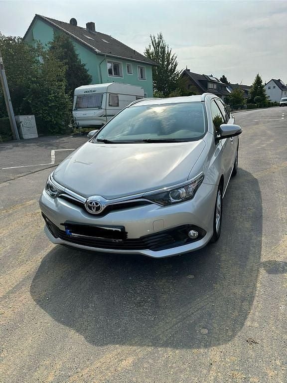 Grau Gebraucht 2018 Toyota Auris Team Limousine | 14.000 € (Fairer Preis) - Bild 1/4