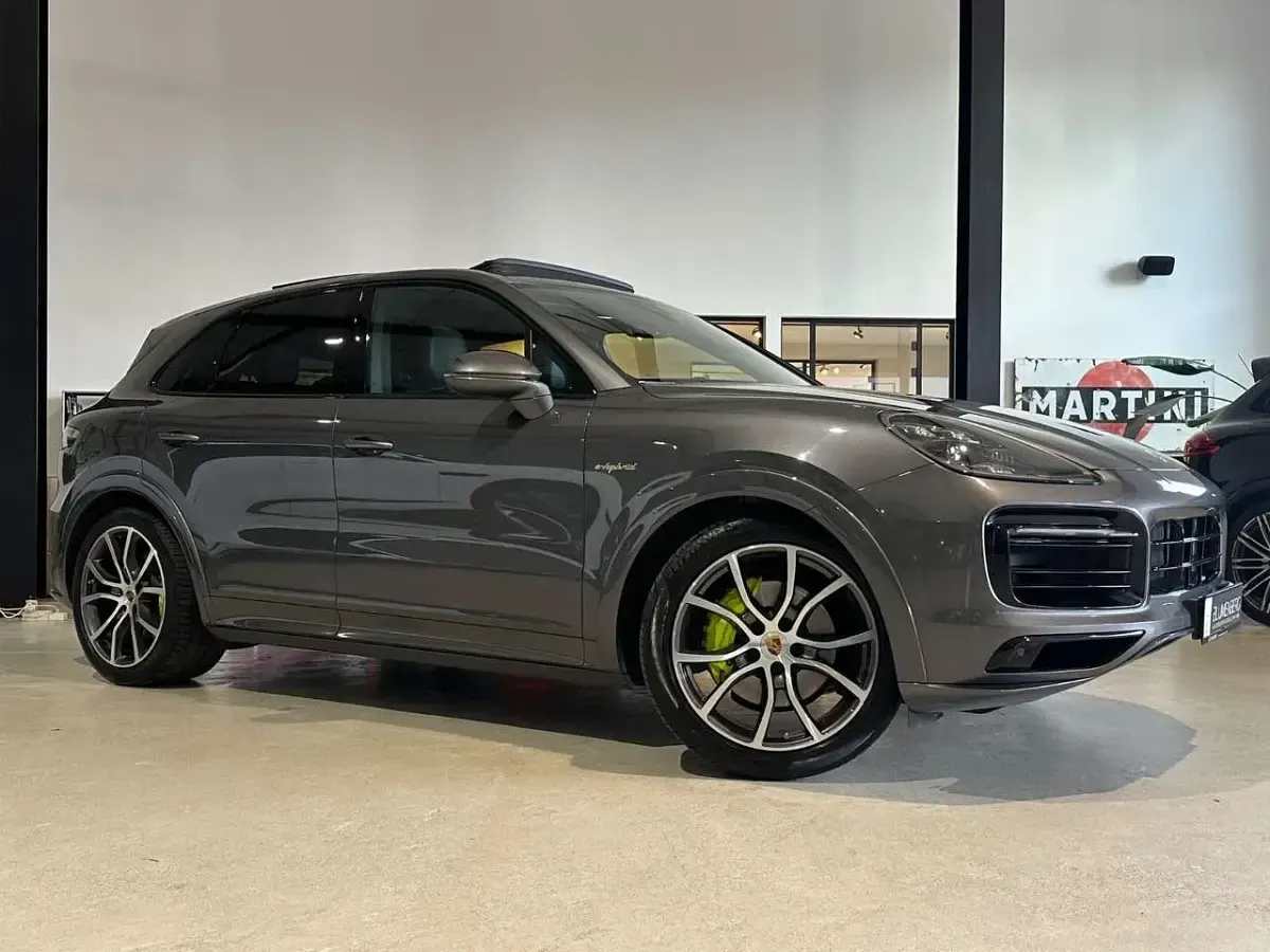 Gebraucht Porsche Cayenne E-Hybrid 462 PS (339 kW) 2022 Quarzitgrau SUV