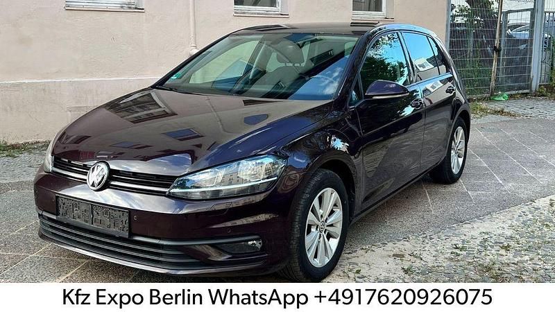Braun Gebraucht 2017 VW Golf VII Trendline Limousine | 7.350 € - Bild 1/4
