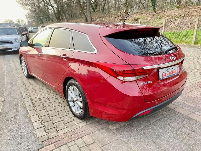Gebraucht Hyundai i40 Trend 116 PS (85 kW) 2016 Rot Kombi