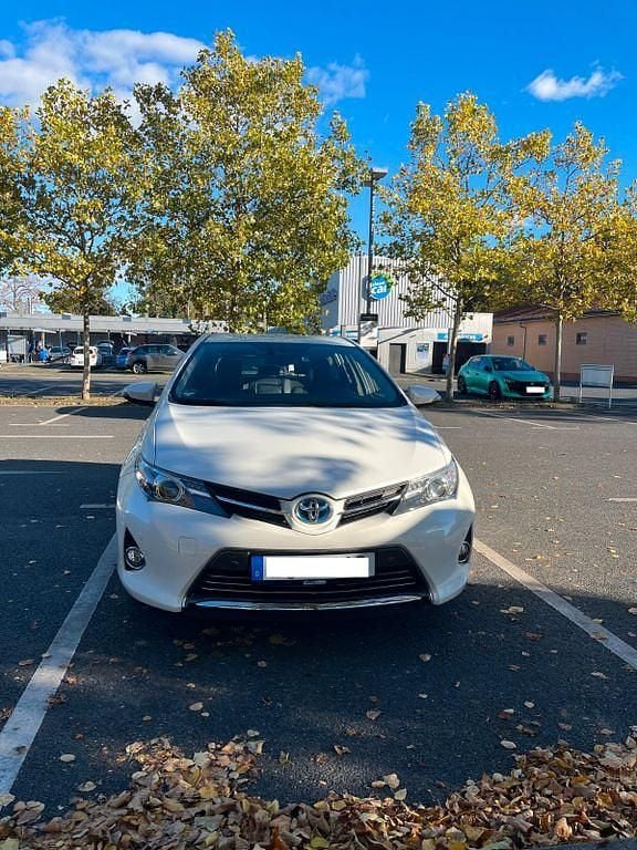 Weiß Gebraucht 2013 Toyota Auris Comfort Limousine | 11.250 € (Guter Preis) - Bild 1/4
