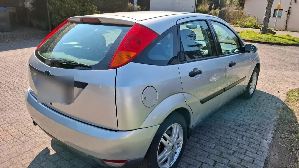 Używany Ford Focus 101 KM (74 kW) 2001 Srebrny Sedan/Limuzyna