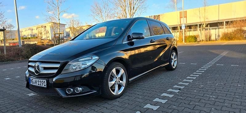 Schwarz Gebraucht 2012 Mercedes B180 Sport Van / Kleinbus | 10.900 € - Bild 1/4