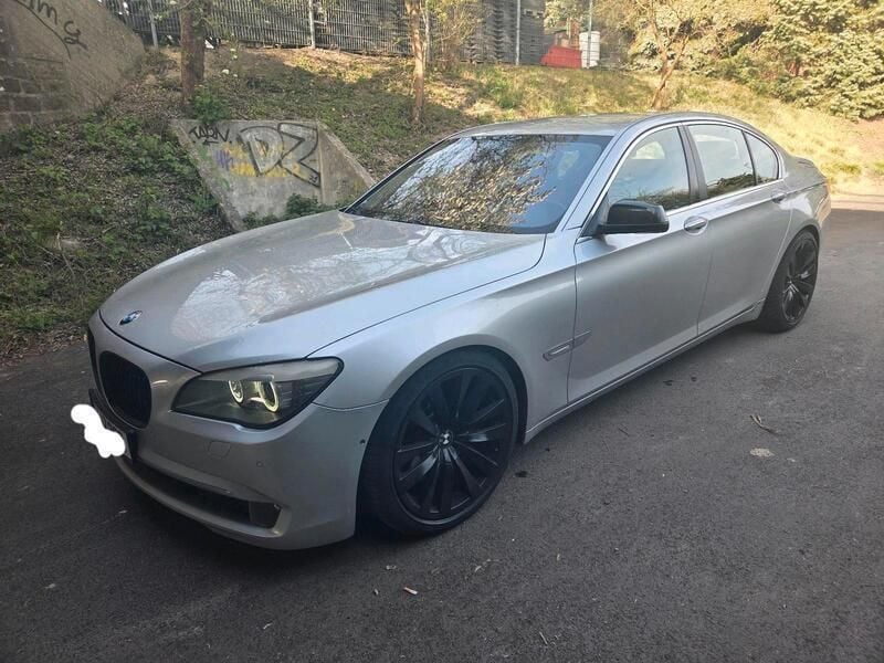 Silber Gebraucht 2008 BMW 750 Limousine | 9.950 € (Superpreis) - Bild 1/4