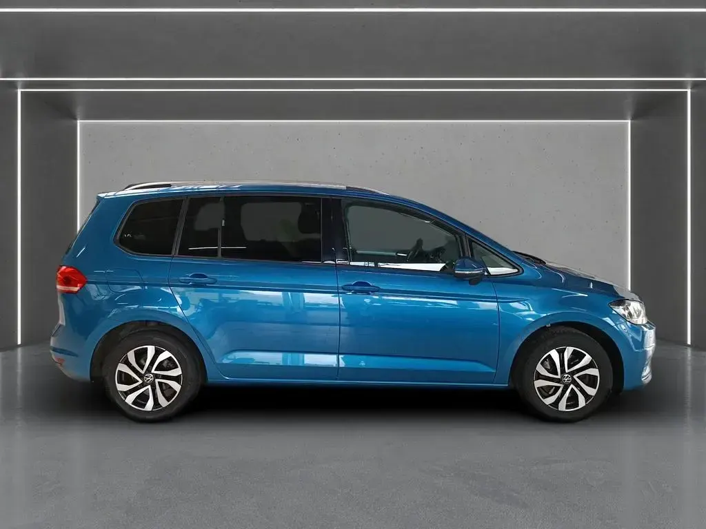 Używany VW Touran Active 150 KM (110 kW) 2021 Niebieski Minivan