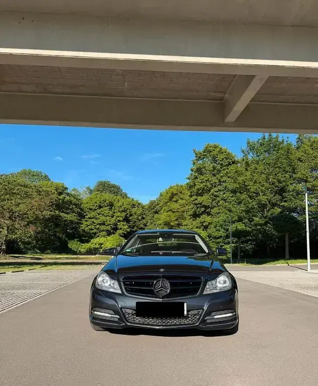 Gebraucht Mercedes C180 156 PS (114 kW) 2011 Schwarz Coupé