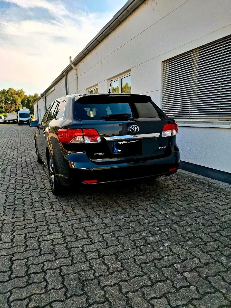 Gebraucht Toyota Avensis 150 PS (110 kW) 2013 Schwarz Kombi