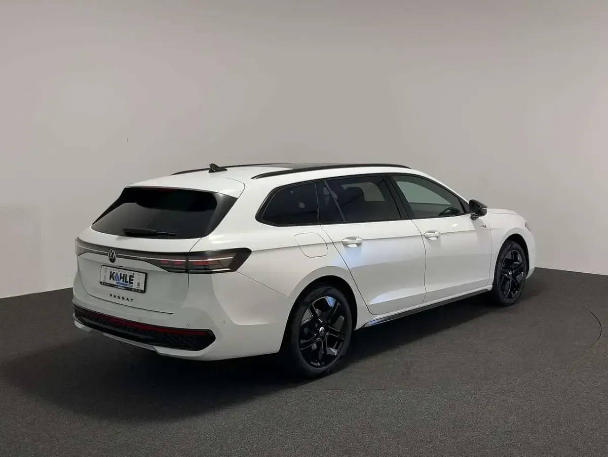 Neu VW Passat R-line 150 PS (110 kW) 2025 Weiß Limousine