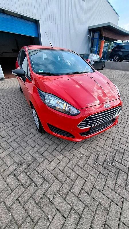 Rot Gebraucht 2014 Ford Fiesta Kleinwagen | 4.500 € - Bild 1/4