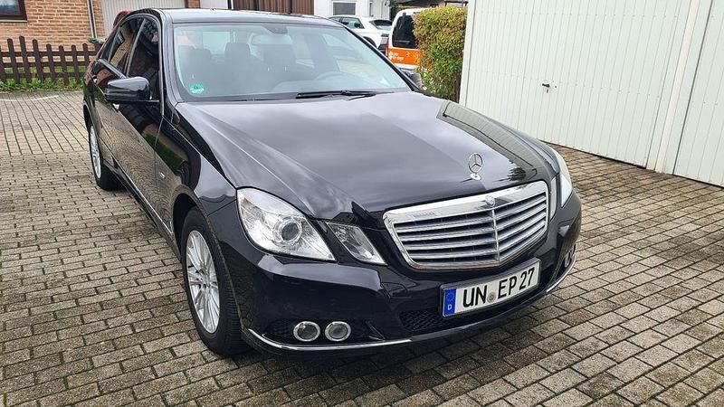 Schwarz Gebraucht 2009 Mercedes E200 Limousine | 10.820 € (Etwas zu teuer) - Bild 1/4