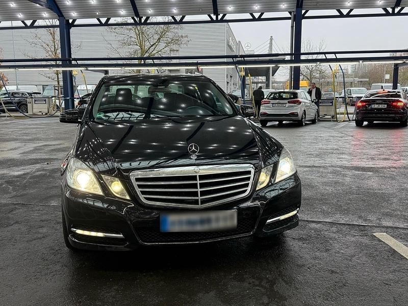Gebraucht Mercedes E250 Avantgarde 204 PS (150 kW) 2013 Schwarz Limousine
