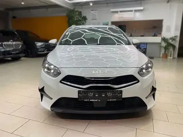 Gebraucht Kia Ceed Vision 136 PS (100 kW) 2023 (wd) cararraweiss Kleinwagen