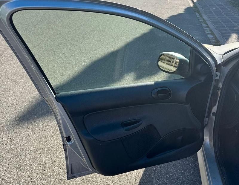 Gebraucht Peugeot 206 75 PS (55 kW) 2010 Silber Limousine