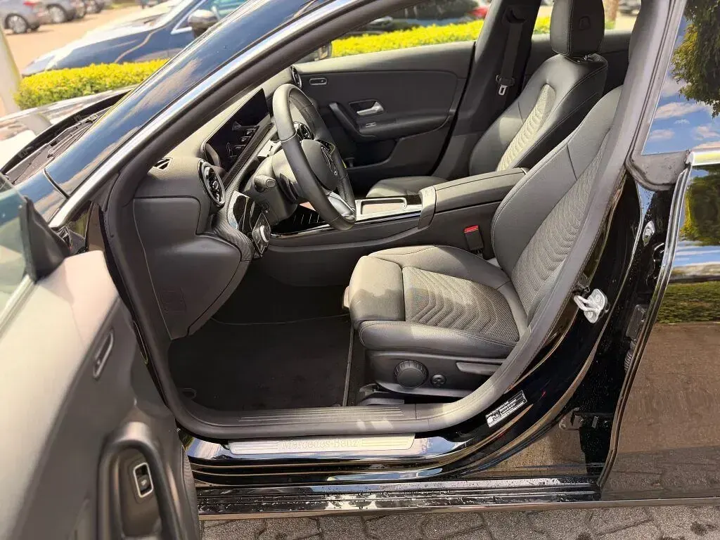Gebraucht Mercedes CLA200 163 PS (119 kW) 2024 Schwarz Coupé