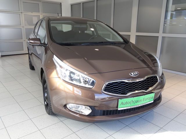 Braun metallic Gebraucht 2014 Kia Ceed Vision Kleinwagen | 13.450 € (Teuer) - Bild 1/4