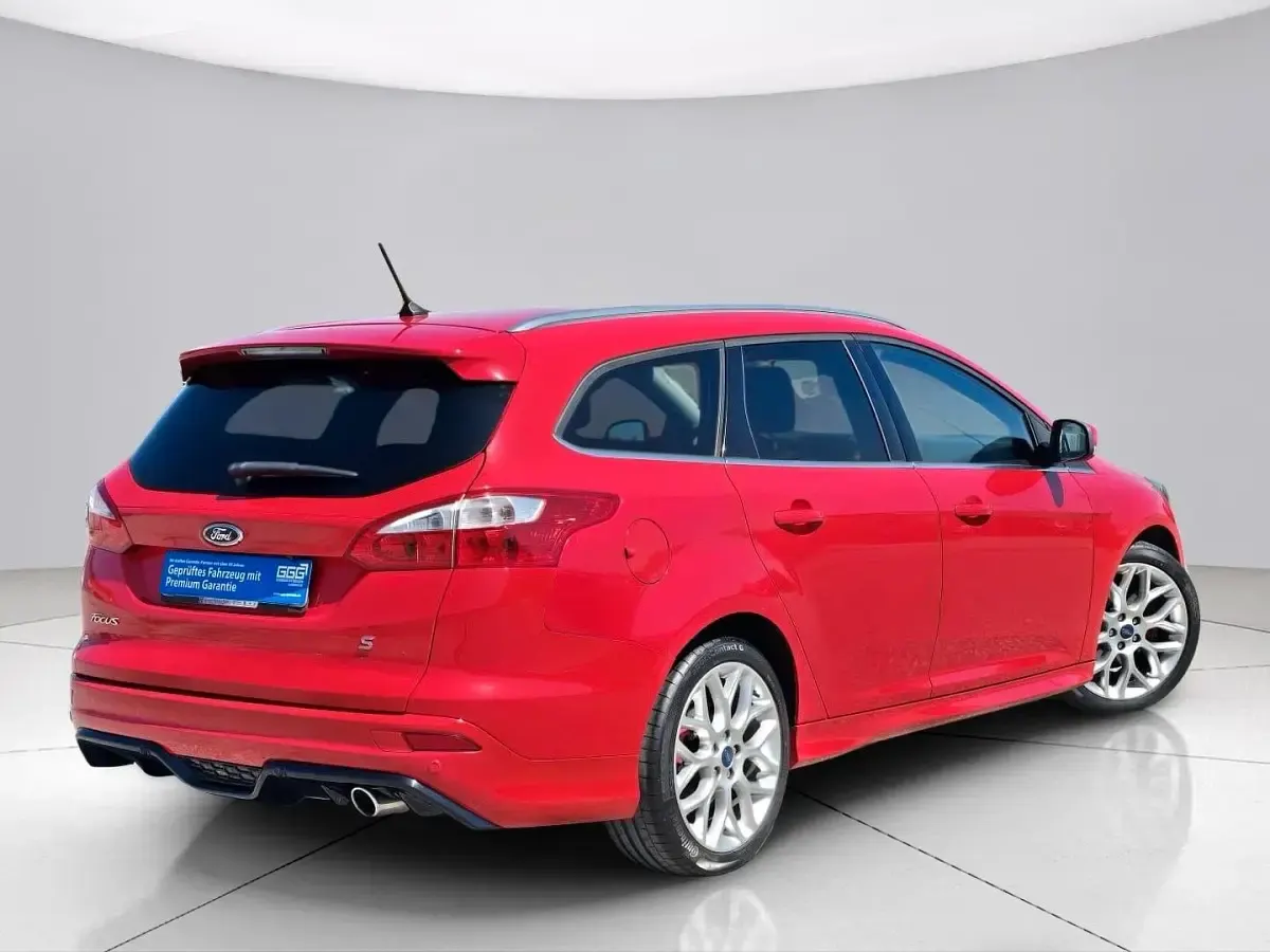 Używany Ford Focus S 150 KM (110 kW) 2013 Czerwony Kombi