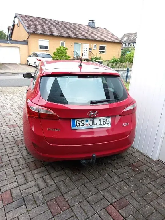 Gebraucht Hyundai i30 Trend 99 PS (72 kW) 2013 Rot Kombi