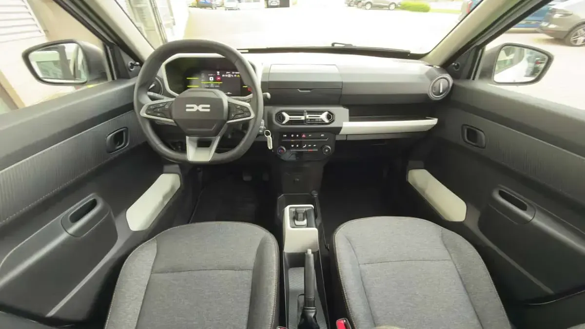 Gebraucht Dacia Spring Essentiel 33 kW (45 PS) 2025 Polarweiss Kleinwagen
