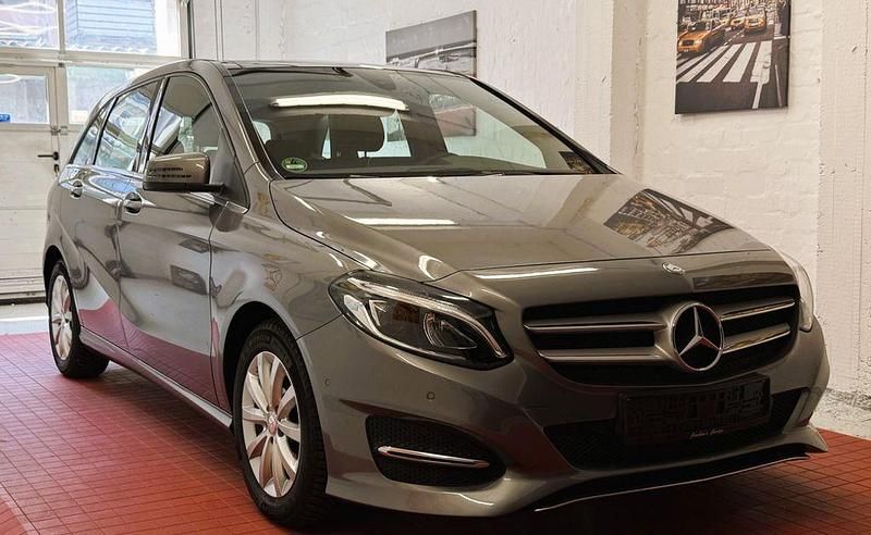 Grau Gebraucht 2016 Mercedes B220 Style Van / Kleinbus | 19.900 € (Etwas zu teuer) - Bild 1/4