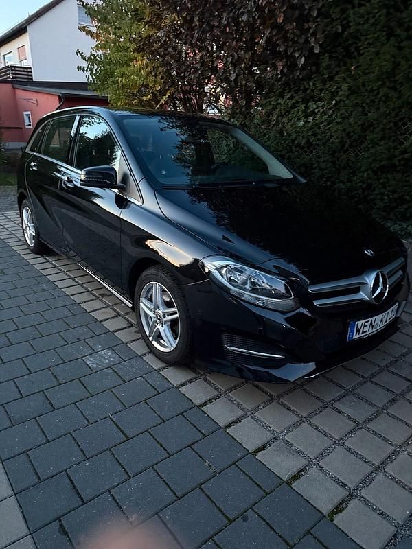 Schwarz Gebraucht 2018 Mercedes B180 Van / Kleinbus | 15.900 € (Superpreis) - Bild 1/4