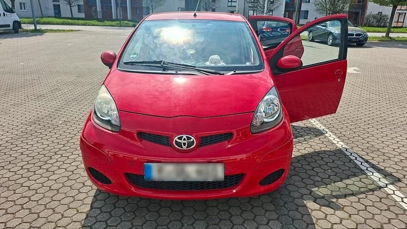 Gebraucht Toyota Aygo 68 PS (50 kW) 2011 Rot Kleinwagen