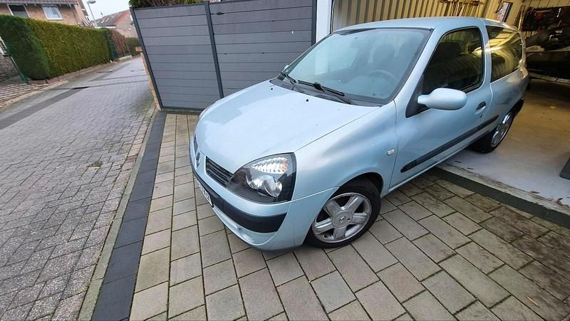 Gebraucht Renault Clio II 75 PS (55 kW) 2004 Silber Kleinwagen