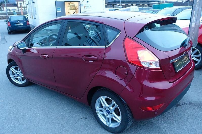 Gebraucht Ford Fiesta Titanium 80 PS (58 kW) 2014 Rot Kleinwagen