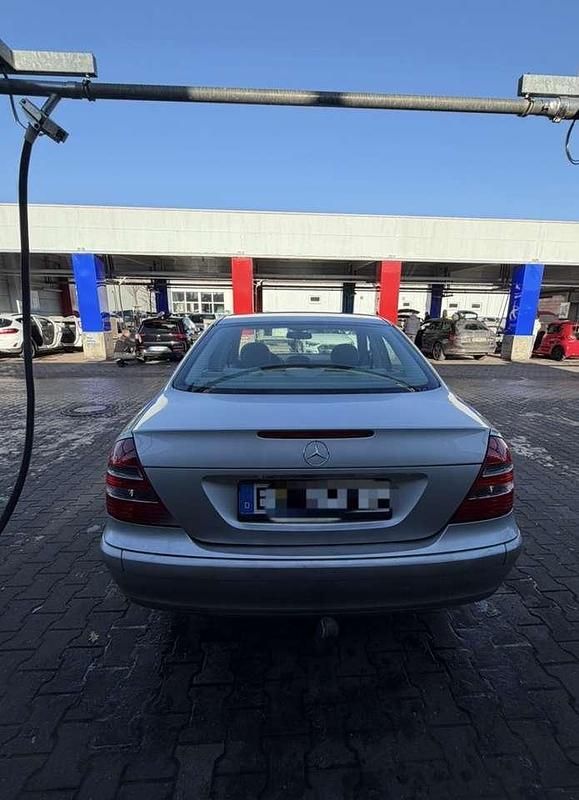 Silber Gebraucht 2004 Mercedes E200 Classic Limousine | 3.500 € (Superpreis) - Bild 1/4