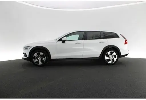 Używany Volvo V60 CC Plus 197 KM (144 kW) 2023 Biały Kombi