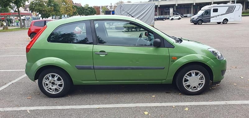 Grün Gebraucht 2006 Ford Fiesta Kleinwagen | 1.600 € (Fairer Preis) - Bild 1/4