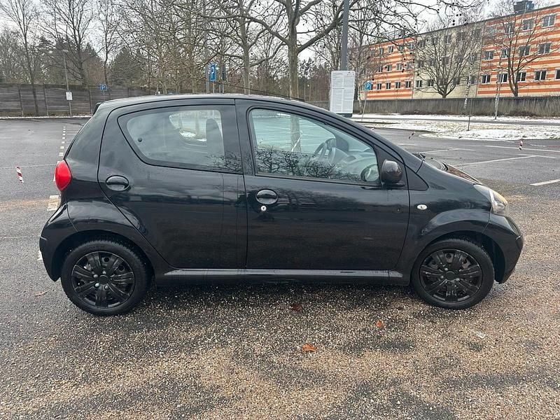 Gebraucht Toyota Aygo 65 PS (47 kW) 2007 Schwarz Kleinwagen