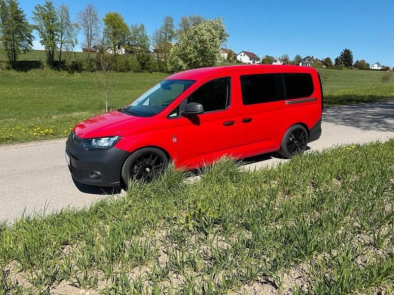 Second-hand VW Caddy Maxi 122 CP (89 kW) 2021 Roșu Monovolum