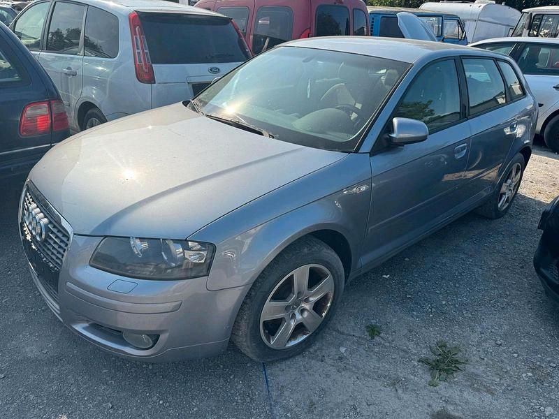 Grau Gebraucht 2004 Audi A3 Limousine | 850 € (Superpreis) - Bild 1/4