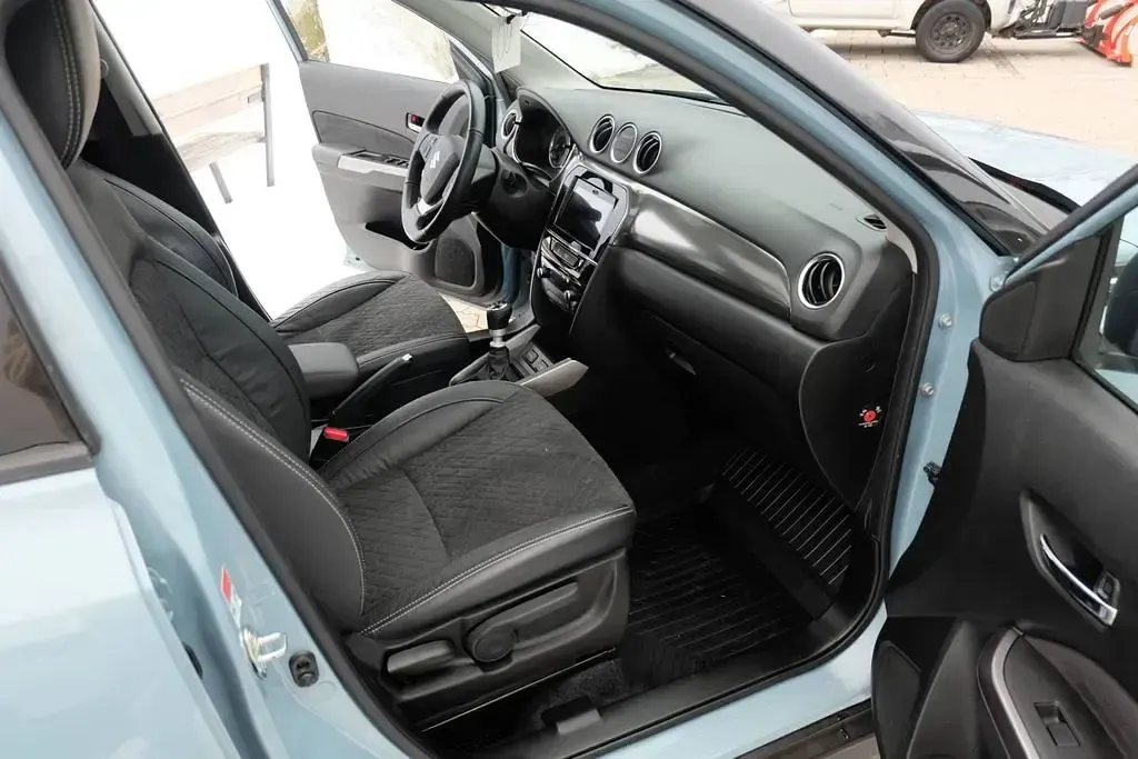 Gebraucht Suzuki Vitara Comfort+ 129 PS (94 kW) 2023 Schwarz SUV