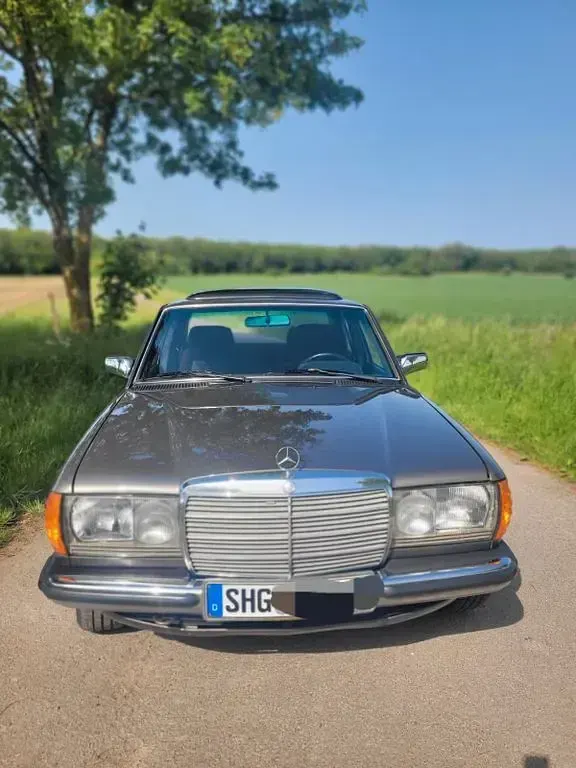 Używany Mercedes E230 136 KM (100 kW) 1983 Szary Sedan/Limuzyna