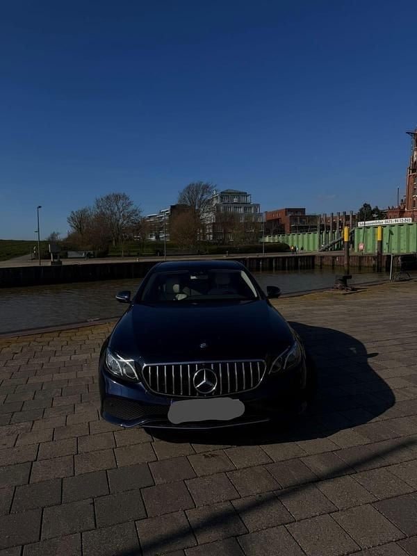 Gebraucht Mercedes E220 194 PS (142 kW) 2017 Blau Limousine