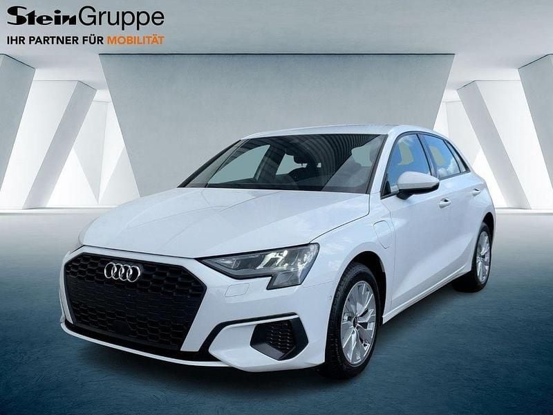 Weiß Gebraucht 2022 Audi A3 Sportback e-tron Limousine | 25.287 € (Fairer Preis) - Bild 1/4