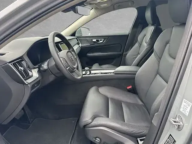 Gebraucht Volvo V60 Core 197 PS (144 kW) 2025 Grau Kombi