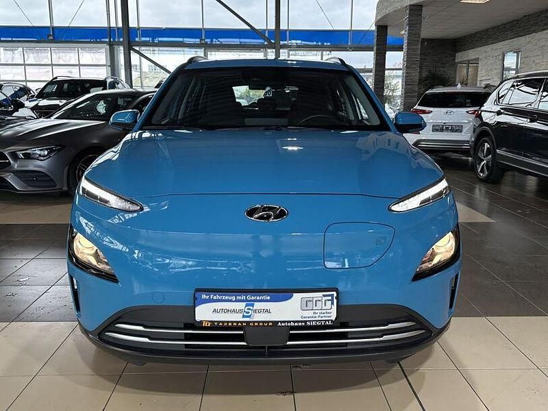Gebraucht Hyundai Kona Select 100 kW (136 PS) 2021 Blau dive in jeju / sol SUV