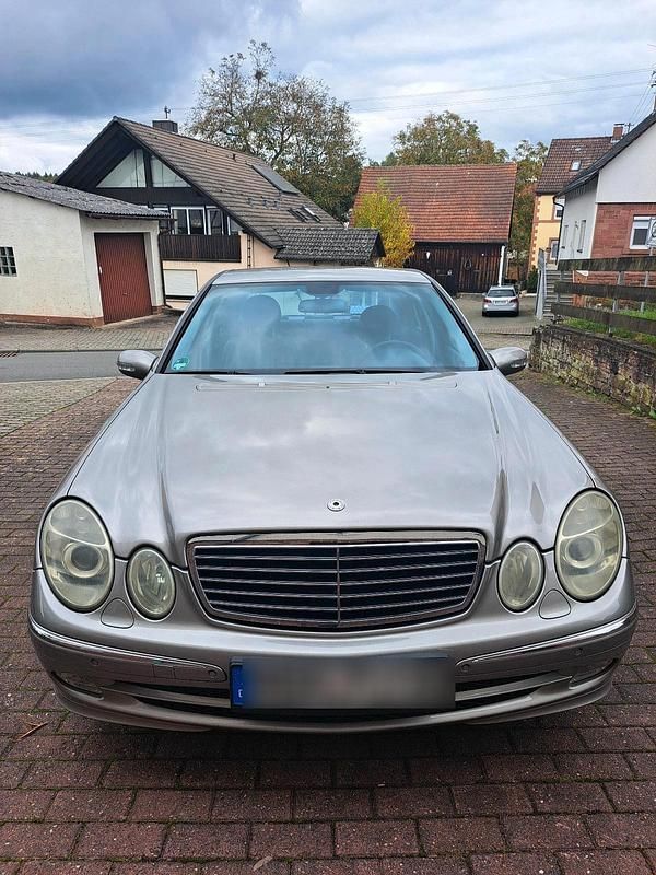 Beige Gebraucht 2005 Mercedes E220 Limousine | 4.444 € - Bild 1/4