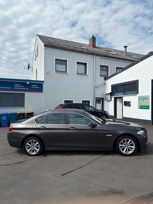 Second-hand BMW 520 184 CP (135 kW) 2011 Maro Berlinǎ