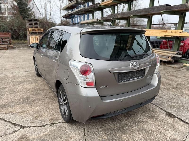 Gebraucht Toyota Verso Skyview Edition 111 PS (81 kW) 2015 Braun Van / Kleinbus