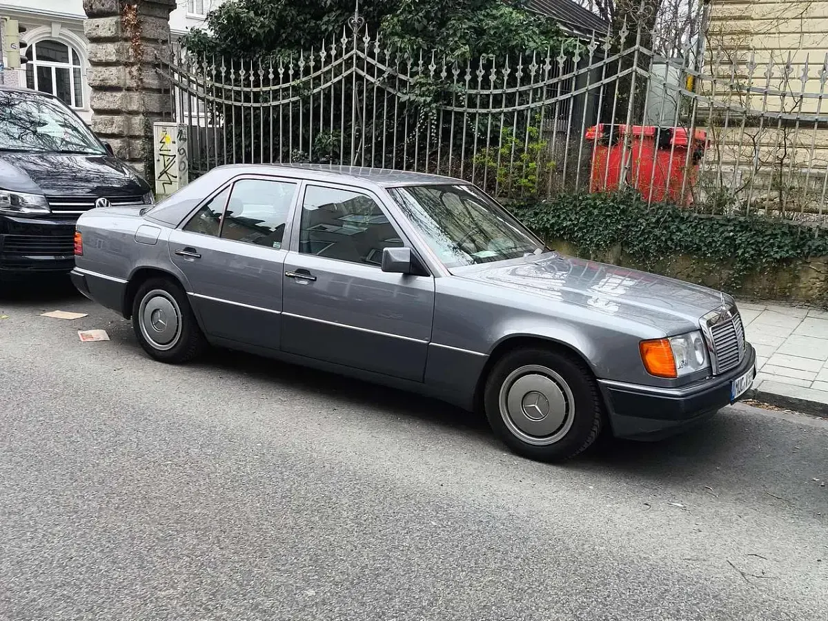 Gebraucht Mercedes E230 132 PS (97 kW) 1989 Grau Limousine