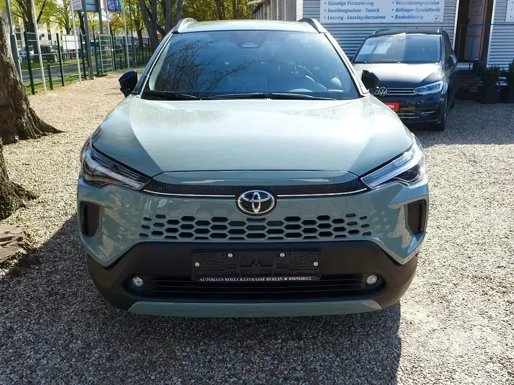Neu Toyota Corolla Cross 178 PS (130 kW) 2026 Grün SUV