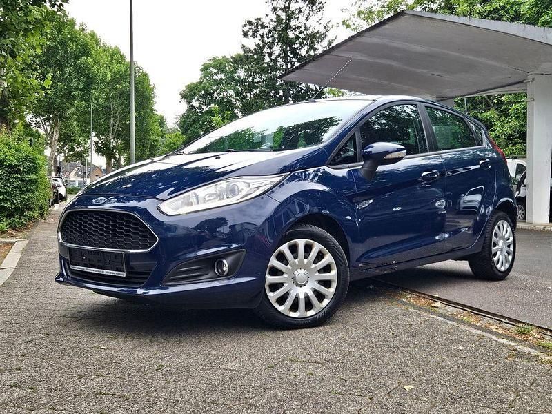 Blau Gebraucht 2016 Ford Fiesta Celebration Kleinwagen | 8.200 € (Fairer Preis) - Bild 1/4