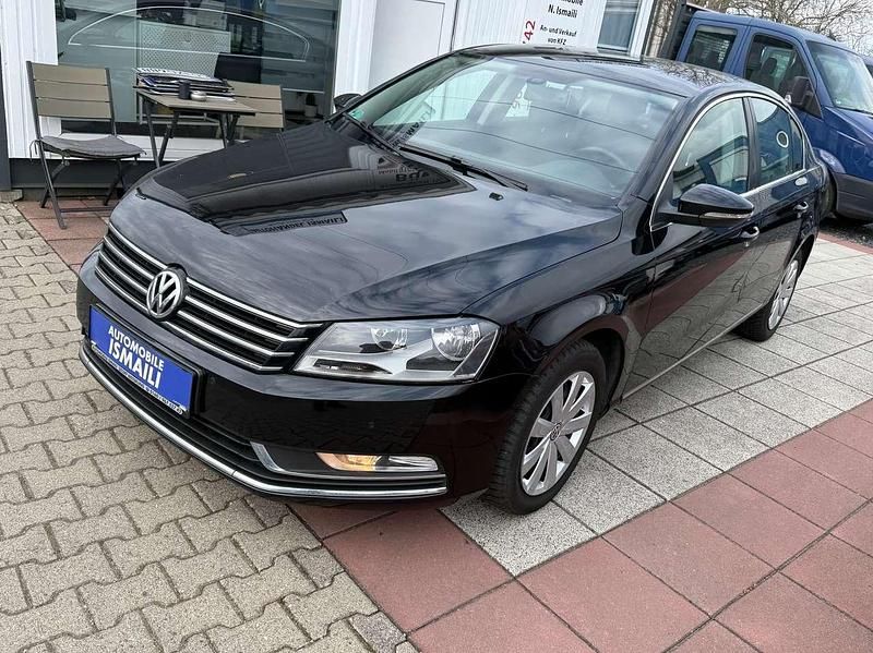 Gebraucht VW Passat Comfortline 105 PS (77 kW) 2013 Deep black perleffekt Limousine